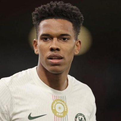 Jornal avalia Estêvão no Chelsea como inexperiente, mas elogia João Pedro