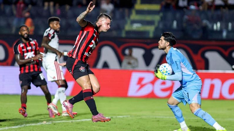 Rossi defende pênalti e Flamengo vence a primeira diante do Vitória