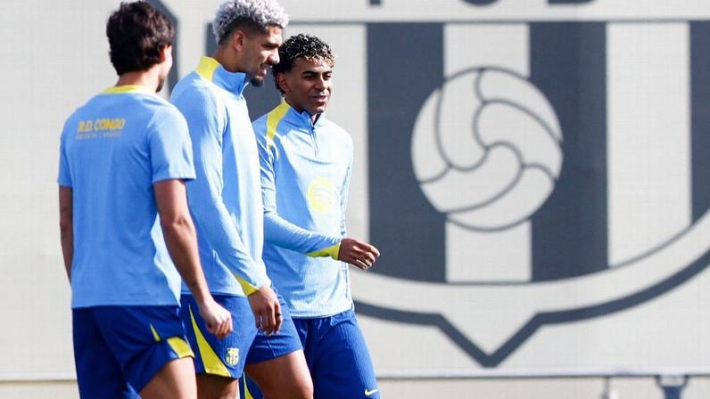 Ronald Araújo (centro) e Lamine Yamal durante treino do Barcelona