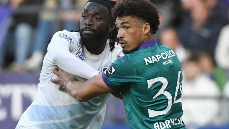Adryelson (dir) durante jogo entre Anderlecht e Genk, pelo Campeonato Belga