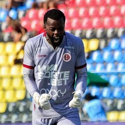 Irmão do goleiro do Flamengo celebra defesas virais e menciona Seedorf