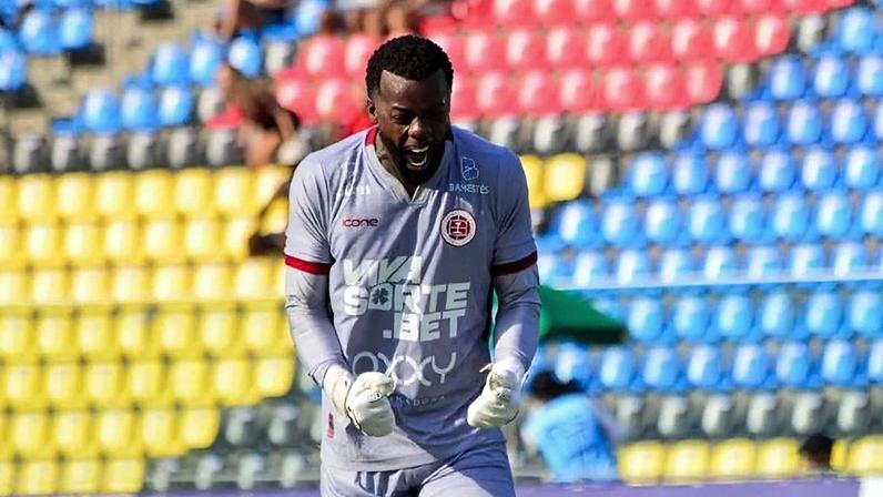Andrey Ventura comemora defesa durante jogo