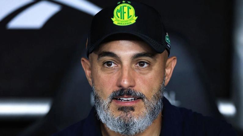 Guanaes se revolta com arbitragem e é contido; Reinaldo critica juiz