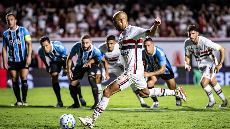 São Paulo vence Grêmio e permanece invicto no Brasileirão