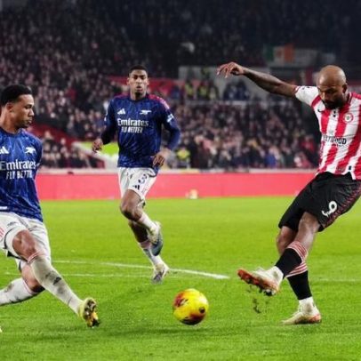 Arsenal empata com Brentford e City encosta na liderança