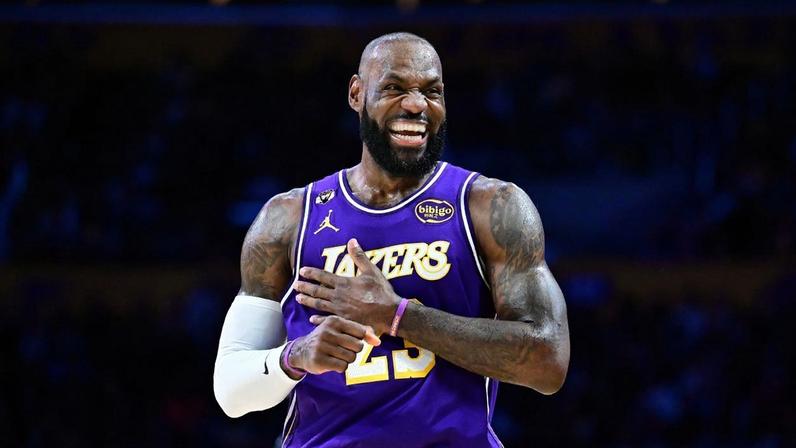 LeBron James se torna o jogador mais velho com triplo-duplo na NBA