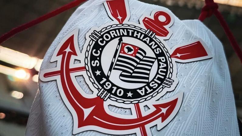 O escudo do Corinthians em camisa antes de jogo contra o Fortaleza
