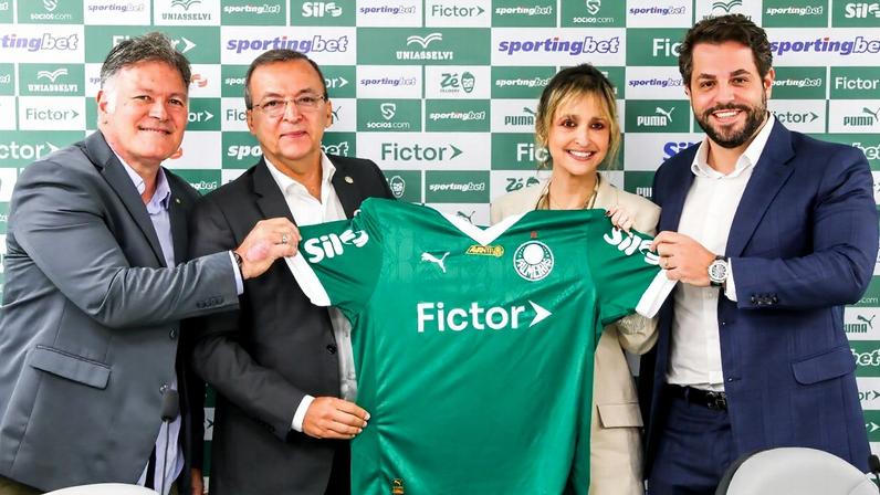 Camisa do Palmeiras com marca da Fictor durante apresentação de patrocínio