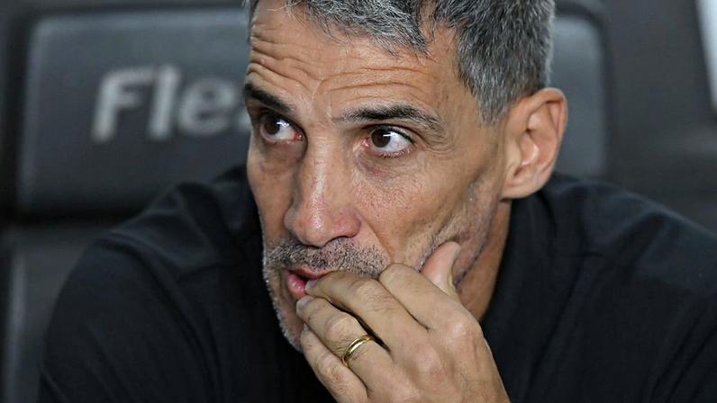 Santos mira zagueiros e volantes para reforçar elenco; tem nome aprovado por Vojvoda