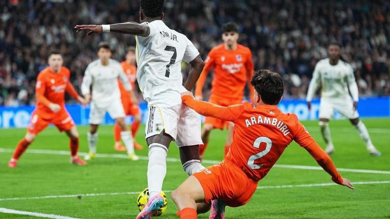 Jornal catalão critica 'Piscinaço' de Vinícius Jr. em pênaltis do Real Madrid