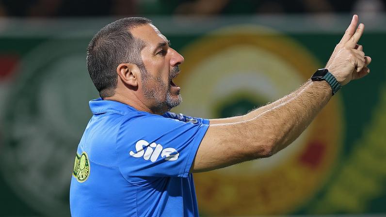 Substituto do Abel no Palmeiras é expulso após confusão por fair play