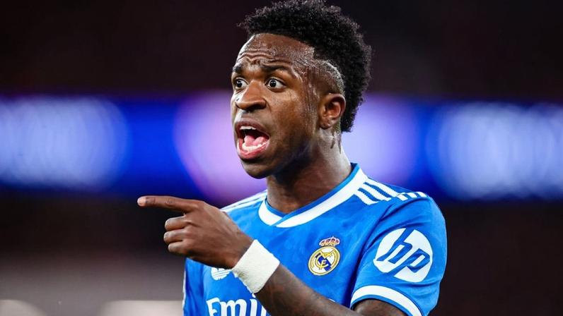 Vinicius Jr. faz golaço, acusa jogador do Benfica de fala racista, e confusão começa; Entenda (0:59)