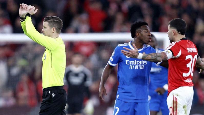 Vinicius Jr. faz golaço, acusa jogador do Benfica de fala racista, e confusão começa; Entenda (0:59)