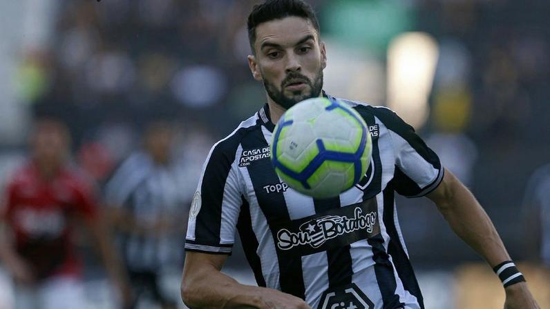 Ex-Botafogo alerta ambiente hostil na Libertadores após ataques com moedas