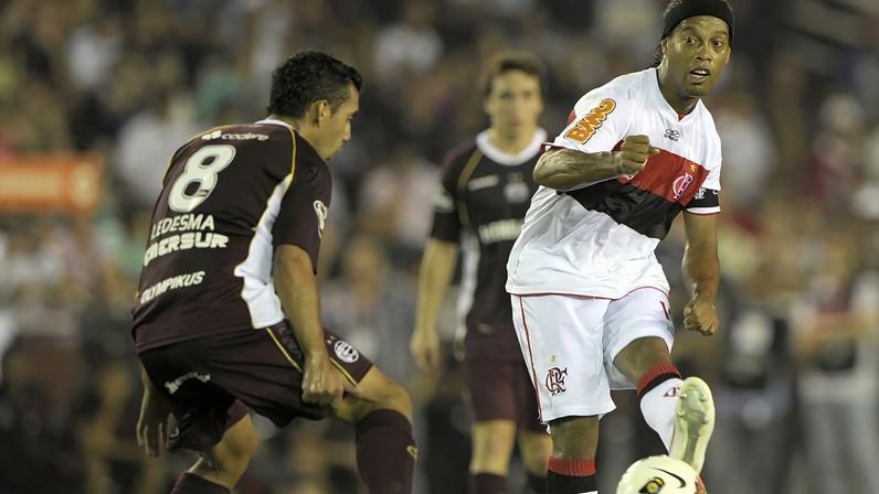 Ronaldinho em campo: Flamengo visita Lanús na Argentina e opções no Disney+