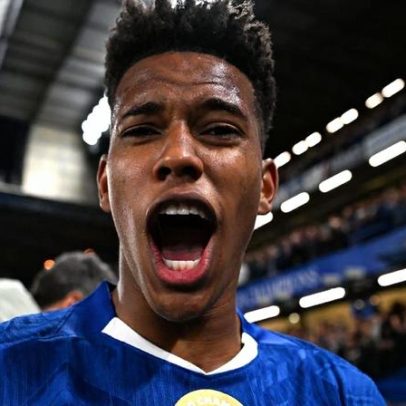 Estêvão celebra seis meses no Chelsea, reclama do frio e elogia dupla