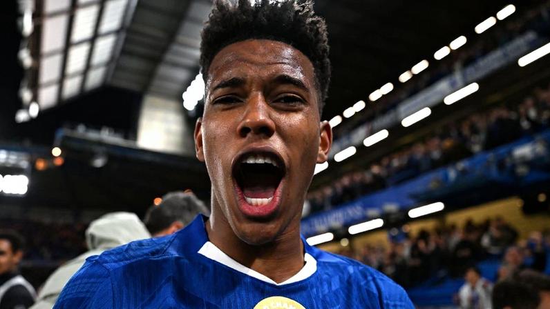 Estêvão celebra seis meses no Chelsea, reclama do frio e elogia dupla