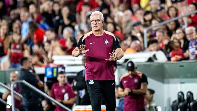 Dorival valoriza vitória do Corinthians e critica gramado da Arena Athletico