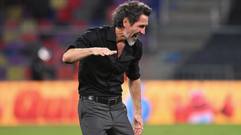 Treinador acertado com Atlético-MG se emociona na despedida do Estudiantes