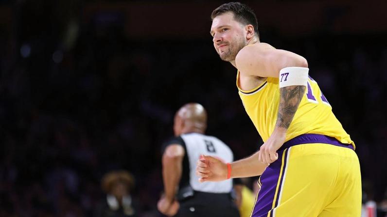 Lakers vencem Clippers em duelo emocionante com trio Doncic, LeBron e Reaves