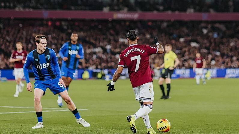 Bournemouth e West Ham empataram por 0 a 0 neste sábado, no Estádio Olímpico de Londres, pela 27ª rodada da Premier League. O brasileiro Rayan, revelado pelo Vasco, foi um dos destaques da partida e protagonizou a melhor chance do jogo em jogada individual que terminou na trave. Com o resultado, o Bournemouth ampliou sua sequência invicta e chegou aos 38 pontos, ocupando a oitava colocação. O West Ham, por sua vez, segue em situação delicada na tabela, com 25 pontos, próximo da zona de rebaixamento.