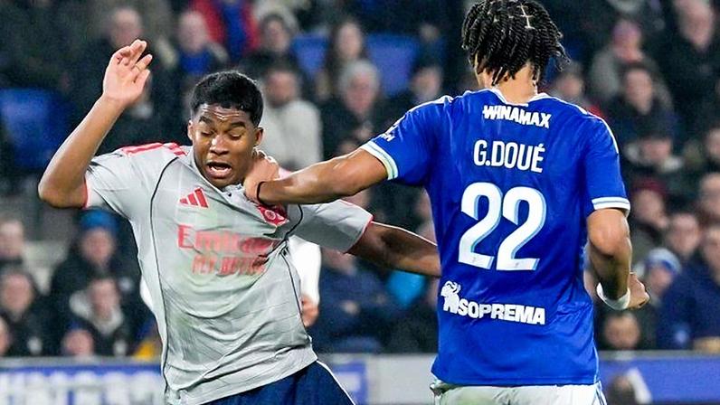Endrick cai ao disputar bola com Doué durante jogo entre Strasbourg e Lyon