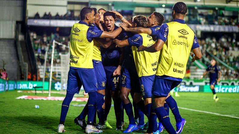 Jogadores do Grêmio comemoram gol de Viery no tempo normal