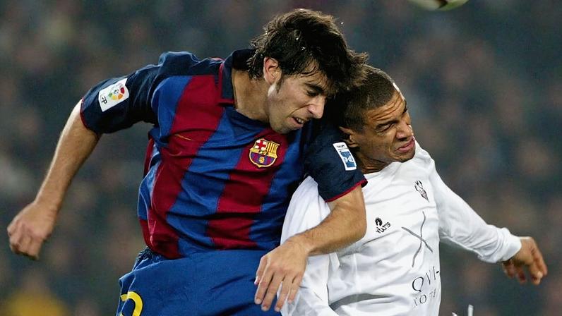 Fabiano, ex-meia brasileiro que atuou no Albacete, disputa a bola com Oleguer, do Barcelona, durante partida de LALIGA, em 1º de fevereiro de 2004