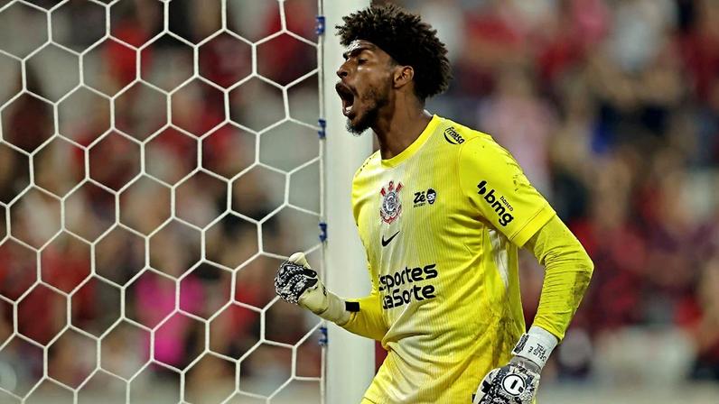 Hugo Souza ultrapassa Gylmar e sobe 3º entre pênaltis defendidos pelo Corinthians