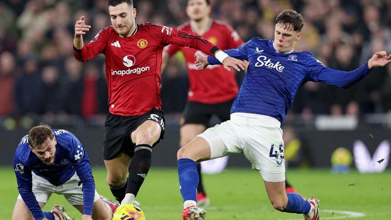 United vence no dia de Casemiro com golaço de Cunha e sobe no G-4