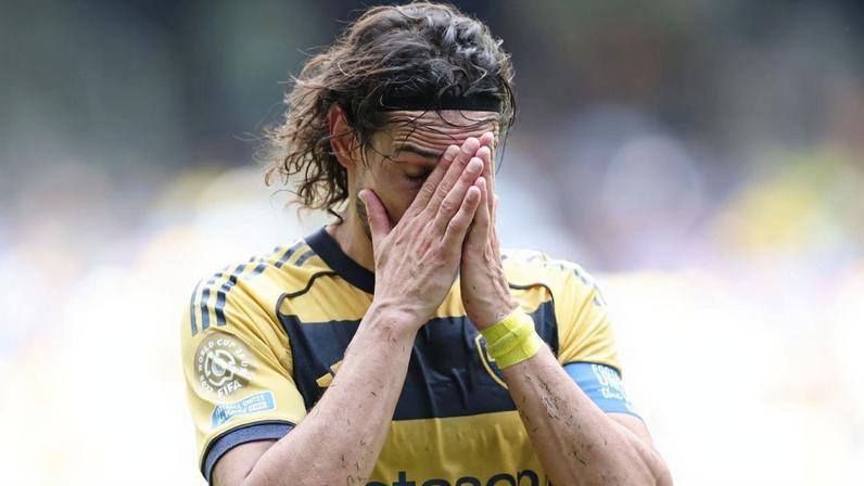 Lenda do futebol argentino lamenta o triste fim de Cavani e sugere aposentadoria