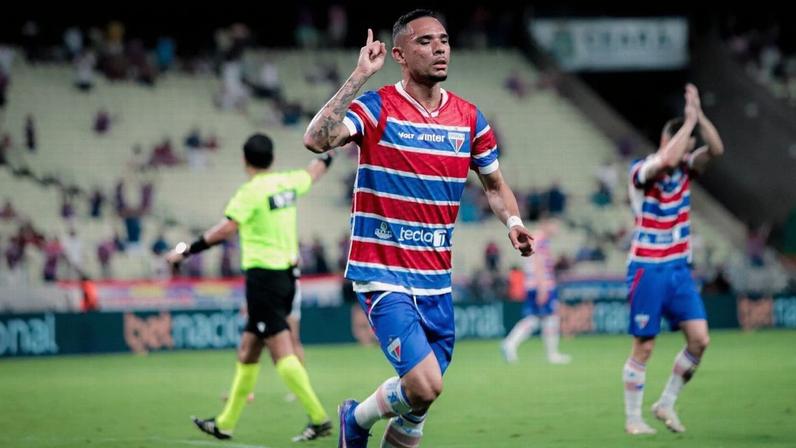 Luiz Fernando comemora gol pelo Fortaleza sobre o Maguary-PE, no Castelão, pela Copa do Brasil