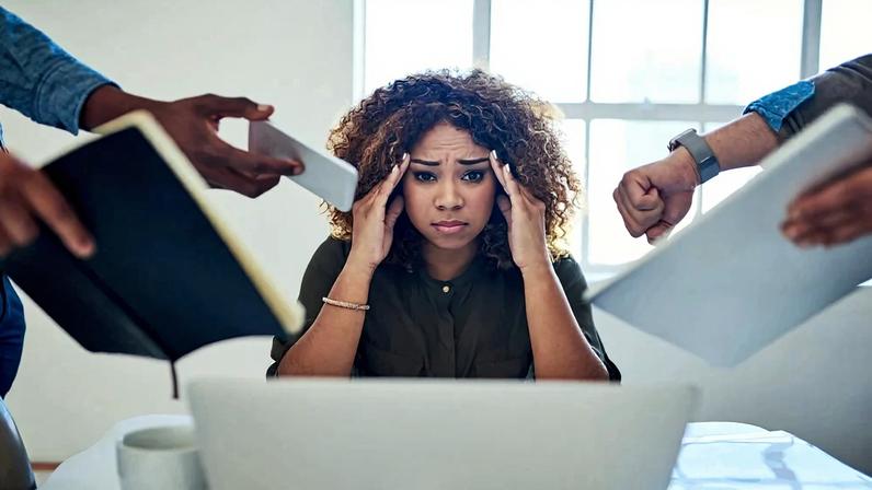 Neurocientista explica os riscos do comportamento multitarefa