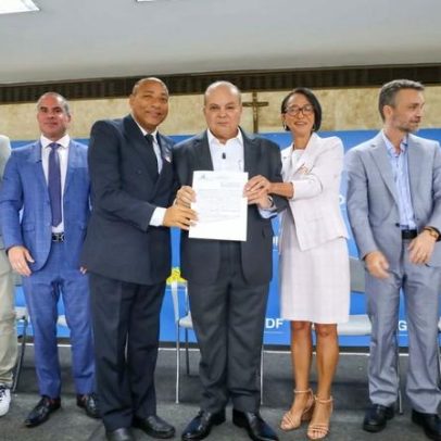 Ibaneis entrega 40 escrituras a igrejas e entidades assistenciais