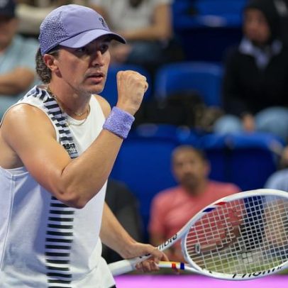 Iga avança às quartas após set difícil e encara Sakkari