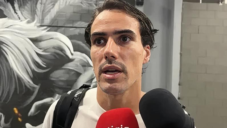 Igor Gomes, meio-campista do Atlético, na zona mista da Arena MRV.