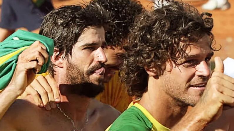 Flávio Saretta, André Sá e Guga Kuerten em uma das vitórias do Brasil na Davis (Reprodução)