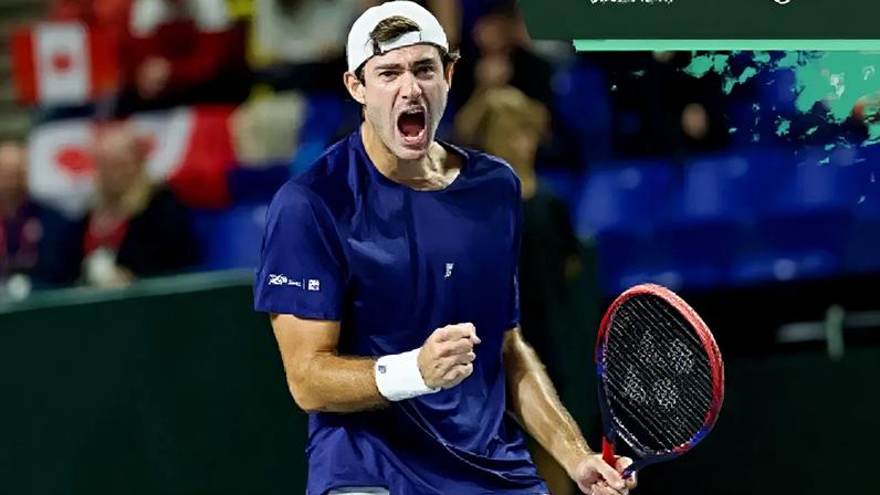 Gustavo Heide comemora ponto na vitória sobre o canadense Gabriel Diallo, em Vancouver (Foto: CBT)