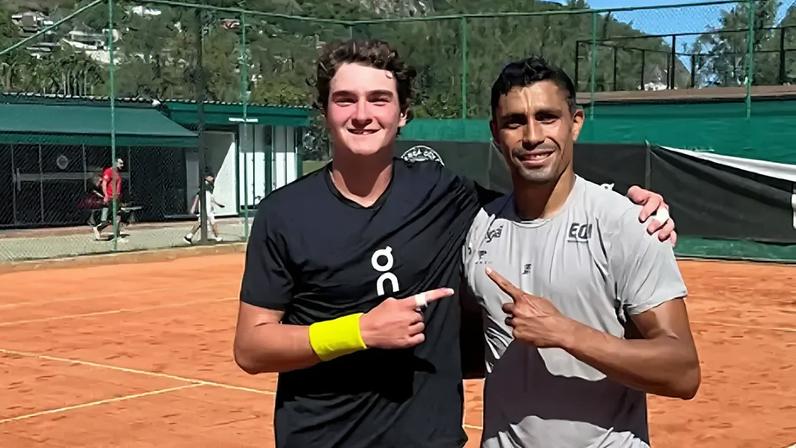 João Fonseca e Thiago Monteiro em treino na Yes Tennis, em 2025 (Reprodução)