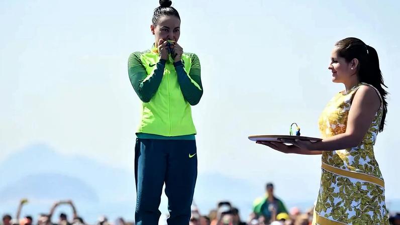 Poliana Okimoto inicia em novo esporte dez anos após medalha histórica