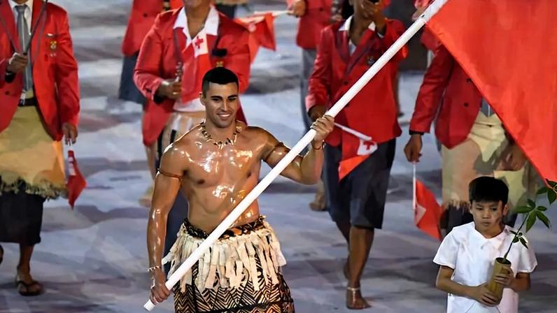Pita Taufatofua - Porta-bandeira de Tonga na abertura