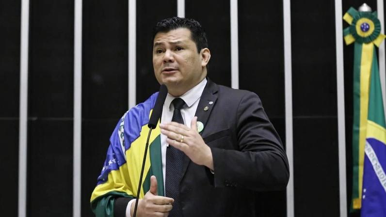 Gilvan é intimado pela PF por ataques ao comandante do Exército