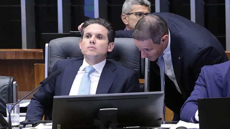 Derrite conversa, ao pé do ouvido, com Motta na Câmara dos Deputados. Foto: Bruno Spada / Câmara dos Deputados