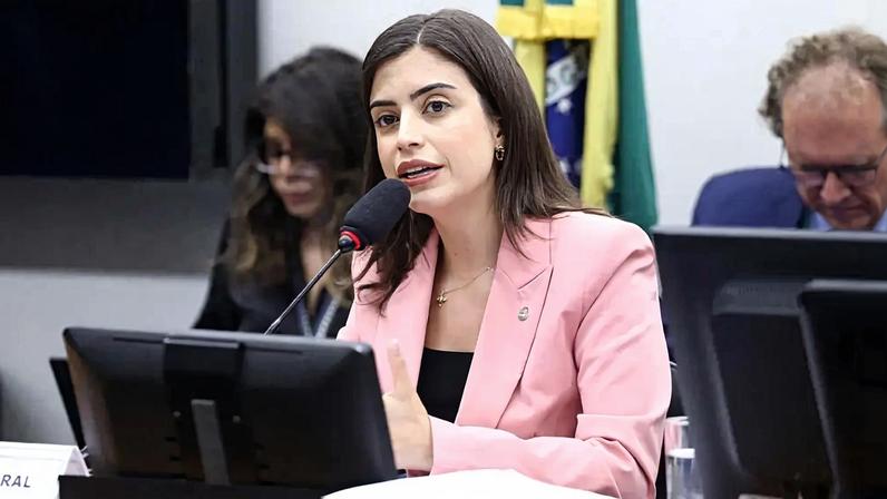 Deputada pressiona governo Lula, dizendo que seria "omissão" uma sanção aos "penduricalhos" do Congresso. (Foto: Vinicius Loures/Câmara dos Deputados)