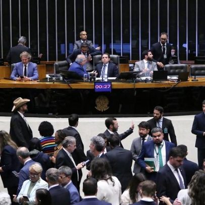 Reajuste a servidores gera debate sobre acúmulo salarial de deputados