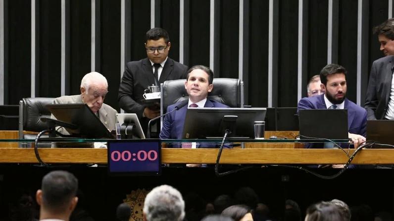 Câmara aprova reajuste salarial e abre caminho a supersalários de servidores