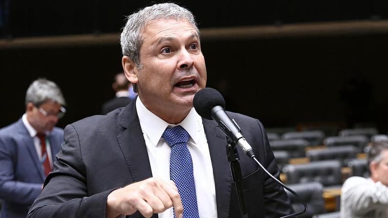 Em seu último dia como líder do PT na Câmara, Lindbergh Farias anuncia que partido assinará pedidos de CPI e CPMI do Banco Master. (Foto: Vinicius Loures/Câmara dos Deputados)