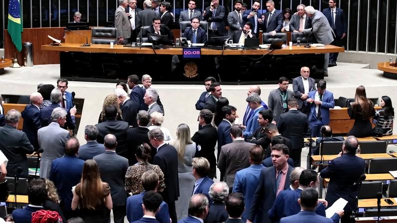 Câmara aprova PL Antifacção: penas maiores e sem taxação de apostas