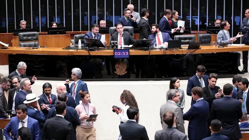 Câmara aprova regime de urgência para 5 propostas