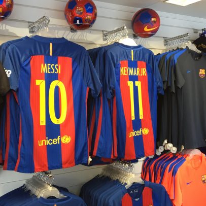 Barcelona gasta mais de 24 milhões de reais em uniformes guardados em armazém